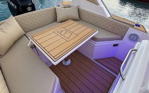 Speedboat Hurghada Seats and table